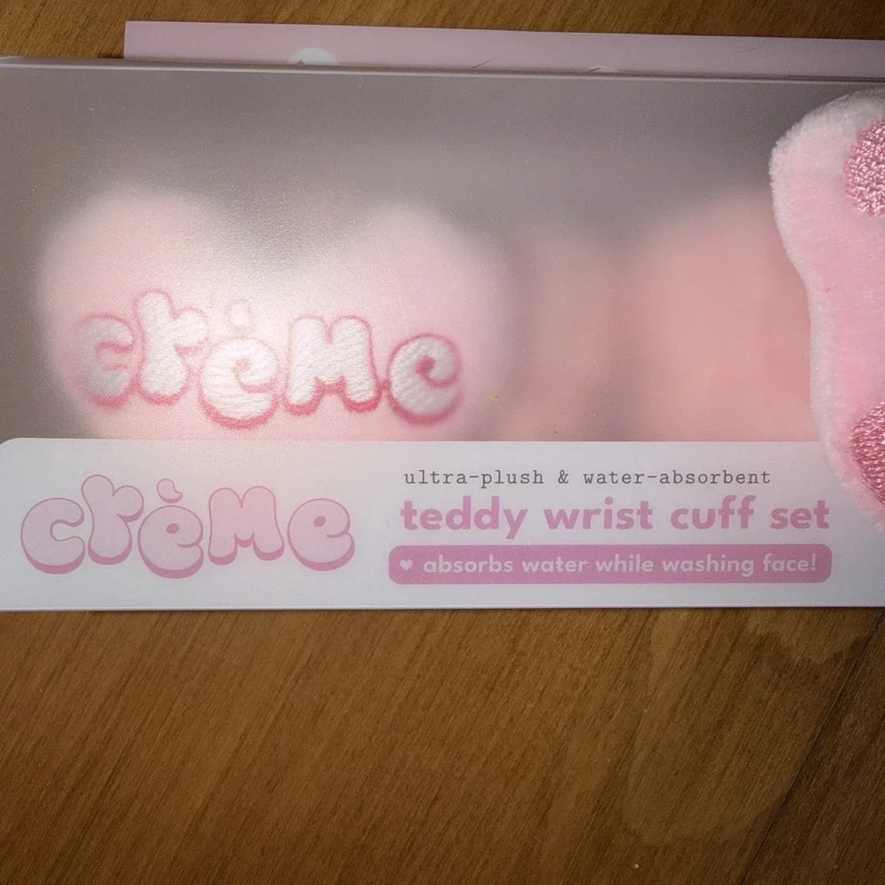 NEW The Creme Shop‎ Teddy Wrist Cuff Set Plush Water Absorbent Pink Fluff